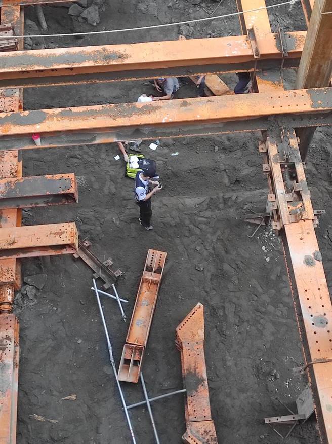 高雄楠梓6日发生工安意外，一名男子从地面层摔落地下3层。（翻摄照片／林瑞益高雄传真）