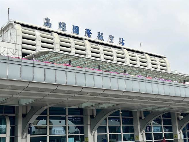 高雄国际机场航班相较疫情前已恢復近6成、每周214班次。（崔正纲摄）