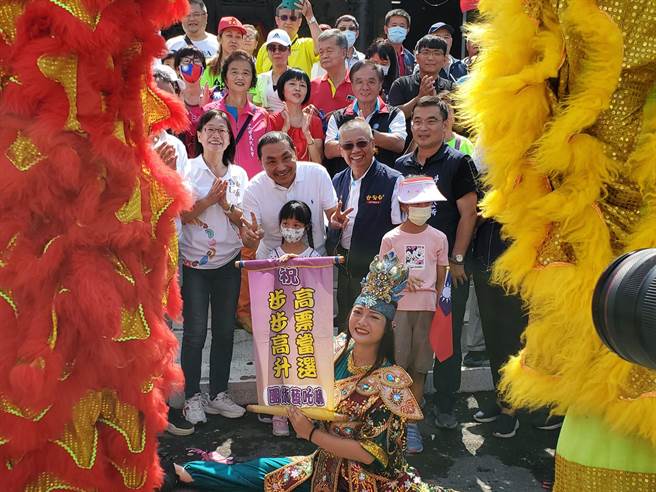 庙方安排2只醒狮表演助阵，祝福侯友宜高票当选。（周丽兰摄）