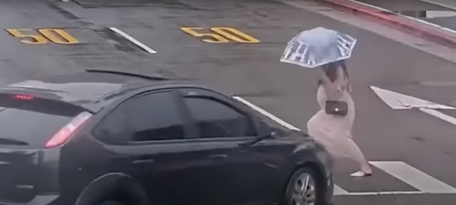 黑色轎車右轉西瓜切，險害孕婦一尸兩命。（圖 / 翻攝自「WoWtchout - 地圖型行車影像分享平台」）