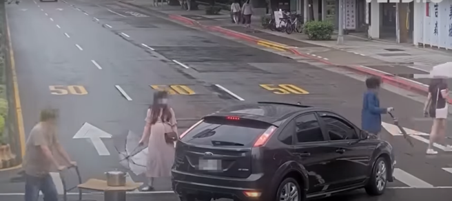 黑色轎車右轉西瓜切，險害孕婦一尸兩命。（圖 / 翻攝自「WoWtchout - 地圖型行車影像分享平台」）