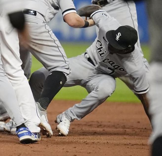 白袜安德森挨拳倒地，被队友扶起。（美联社）