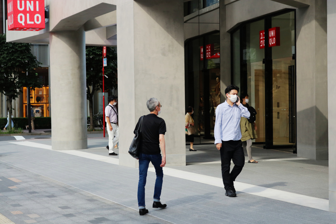 日本动漫男主角穿一身UNIQLO要和女生约会，却被同事吐嘈。（图／示意图，达志影像）