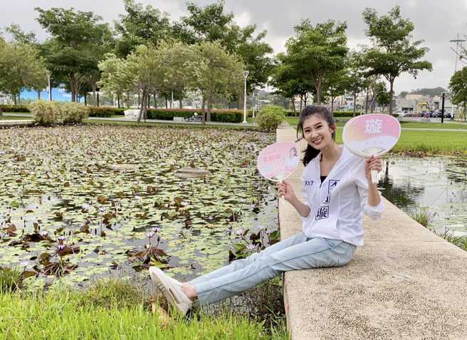 李明璇分享，在小港森林公园拜票时，与在地乡亲有热烈的互动。（图 / 取自李明璇脸书）