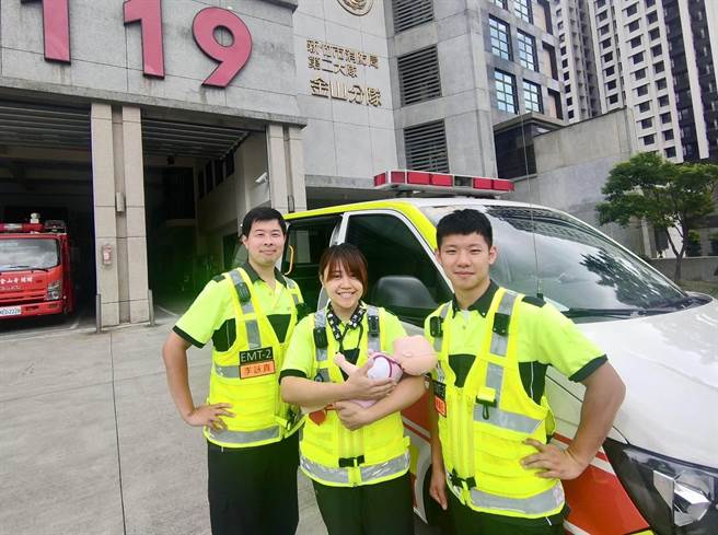 左起新竹市消防局金山分隊隊員李詠真、干子涵及林鴻任順利完成接生任務。（新竹市消防局提供／陳育賢新竹傳真）