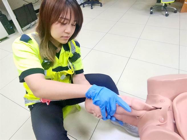 金山分隊隊員干子涵第1次親自為產婦接生，既興奮又開心。圖為順練示意圖。（新竹市消防局提供／陳育賢新竹傳真）