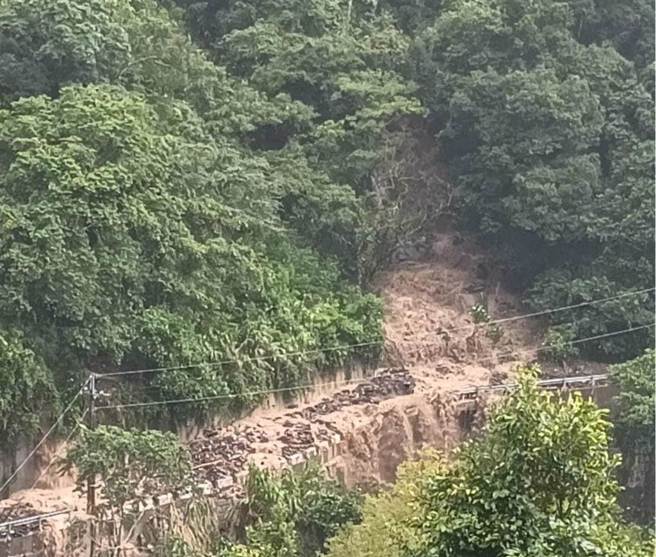 仁愛鄉精英村對外道路因土石流或路基掏空等中斷，村內1名農民騎機車巡田水失聯，村民自組搜救隊搜尋中。（民眾提供／楊靜茹南投傳真）