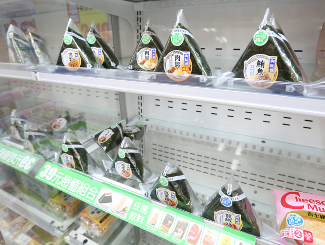 一名网友喜欢吃加热过的御饭糰，却被同事阻止这样吃会变胖。(示意图，资料照)