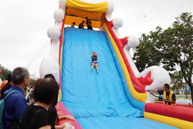東石海之夏首周活動登場，70米滑水道最受小朋友歡迎。（嘉義縣政府提供／呂妍庭嘉義傳真）