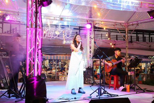 草皮搭起的小舞台，療癒樂團深情演唱搭配夕陽，讓人有種微醺感。（嘉義縣政府提供／呂妍庭嘉義傳真）