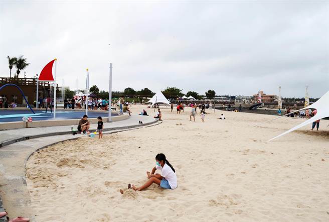 東石漁人碼頭廣大沙攤一向是孩童玩樂首選。（嘉義縣政府提供／呂妍庭嘉義傳真）