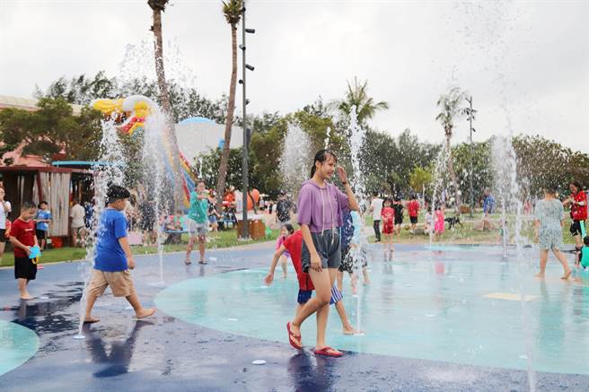 戲水區清涼又消暑，大人小孩都能玩翻天。（嘉義縣政府提供／呂妍庭嘉義傳真）