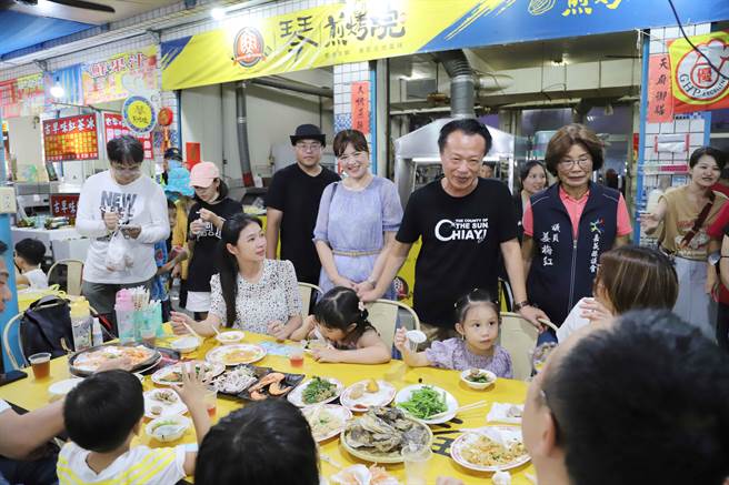 東石漁人碼頭商店家生意火熱，嘉義縣長翁章梁與遊客閒聊。（嘉義縣政府提供／呂妍庭嘉義傳真）