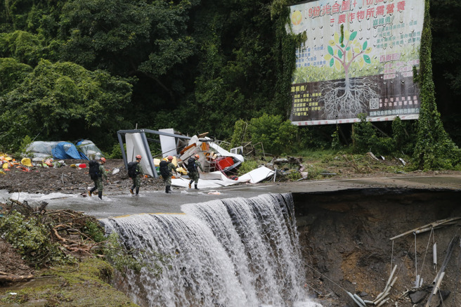 仁愛鄉精英村對外道路因土石流或路基掏空等中斷，特戰部隊官兵徒步前往搜救。（軍聞社提供）
