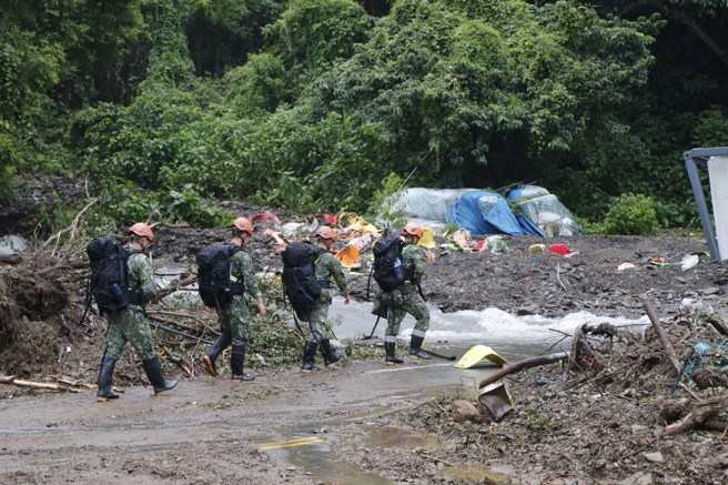 仁愛鄉精英村對外道路因土石流或路基掏空等中斷，特戰部隊官兵徒步前往搜救。（軍聞社提供）