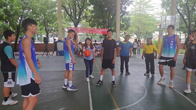 高市议员李雅静媒合高雄市三山社会公益协会、凤山西区扶轮社共同于5日在凤山区青年国中举办第6届「凤邑尚兴杯篮球三对三斗牛赛」。（李雅静提供／洪浩轩高雄传真）