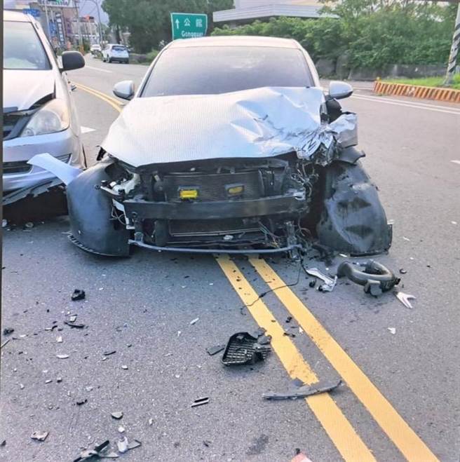 黄男轿车车头严重毁损。（民眾提供／李京升苗栗传真）