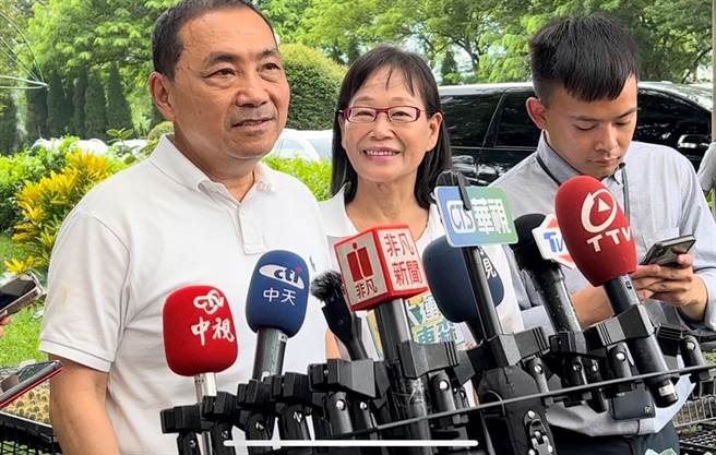 蔡英文昨天到新北市拜庙称未债留子孙引起争议，侯友宜（左一）今天到云林县古坑乡，他表示不指债留子孙，且是债留曾孙。（周丽兰摄）