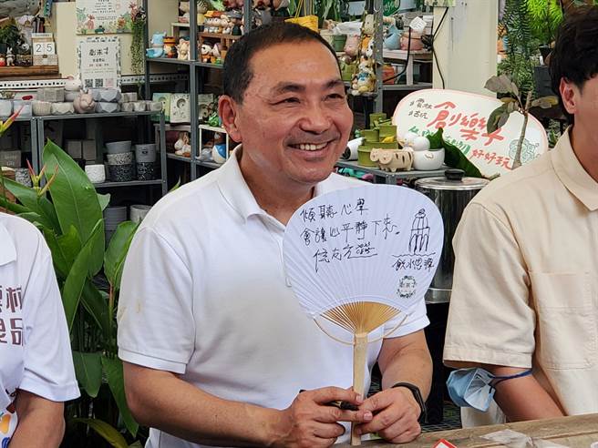 国民党总统参选人侯友宜今天上午参访古坑乡一家多肉植物的休閒区。（周丽兰摄）