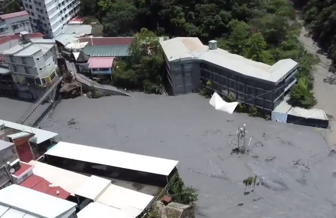 搜救隊領隊會議及沿途空拍照片。（圖 / 消防署提供）