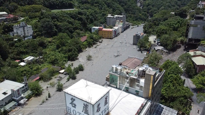 搜救隊領隊會議及沿途空拍照片，景象駭人。（圖 / 消防署提供）