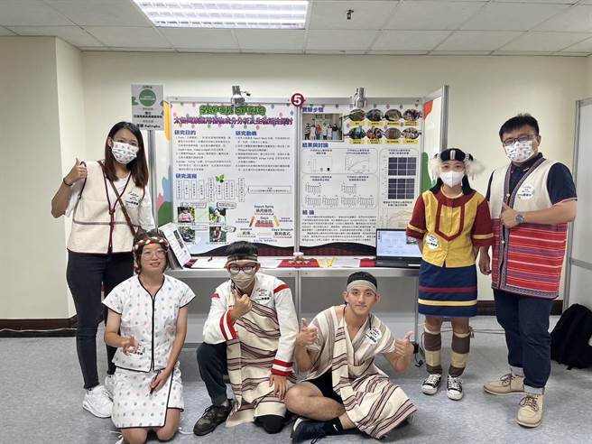國立花蓮高農與慈大附中等4名學生，用科學方式驗證太魯閣族的傳統藥草智慧，獲全國原住民族雲端科展最高榮譽「金熊獎」肯定。（花蓮高農提供／羅亦晽花蓮傳真）