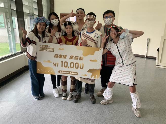 國立花蓮高農與慈大附中等4名學生，用科學方式驗證太魯閣族的傳統藥草智慧，獲全國原住民族雲端科展最高榮譽「金熊獎」肯定。（花蓮高農提供／羅亦晽花蓮傳真）