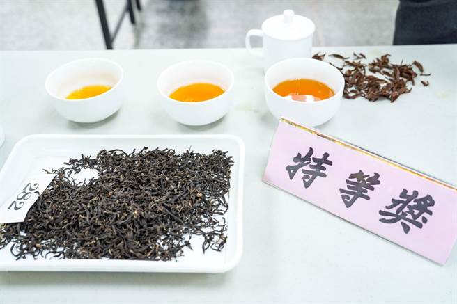 特等茶樣茶湯水色艷紅，澄清透亮，充滿蜜香、果香及木質香味。（新北市農業局提供）