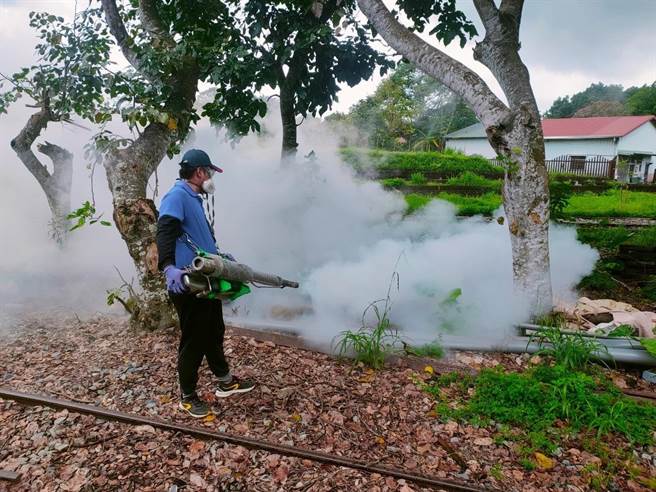 嘉义县今新增一例登革热本土案例，目前已累计4例，今卫生所、环保局在确诊者住家附近化学清消。（嘉义县政府提供／吕妍庭嘉义传真）
