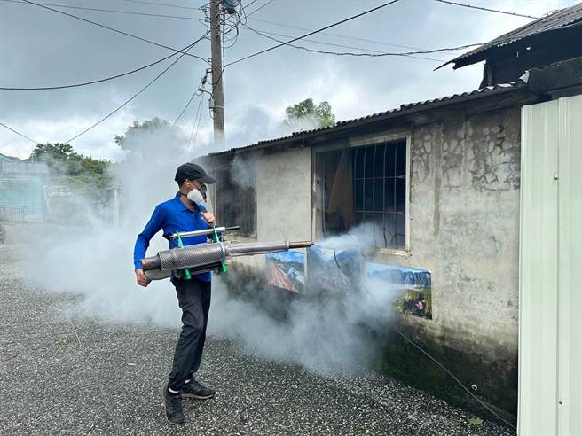 嘉义县今新增一例登革热本土案例，目前已累计4例，今卫生所、环保局在确诊者住家附近化学清消。（嘉义县政府提供／吕妍庭嘉义传真）