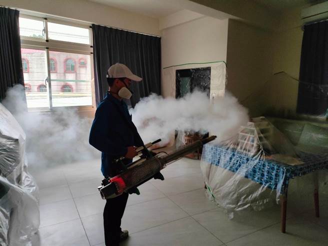 嘉义县今新增一例登革热本土案例，今卫生所、环保局在确诊者住家里、外化学清消。（嘉义县政府提供／吕妍庭嘉义传真）