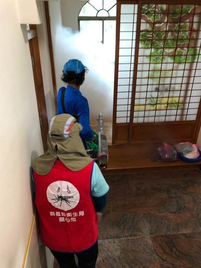 嘉义县今新增一例登革热本土案例，今卫生所、环保局在确诊者住家里、外化学清消。（嘉义县政府提供／吕妍庭嘉义传真）