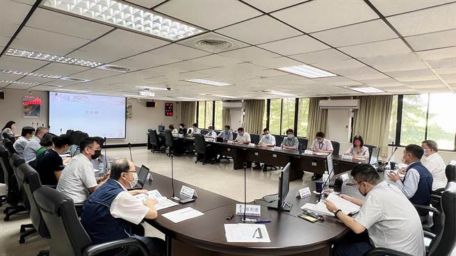 高雄区监理所一级主管全程参与讨论交换意见。（高雄区监理所提供）