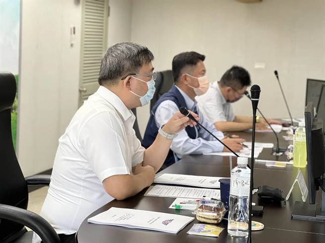 交通部公路总局政风室科长刘世康提供建言。（高雄区监理所提供）