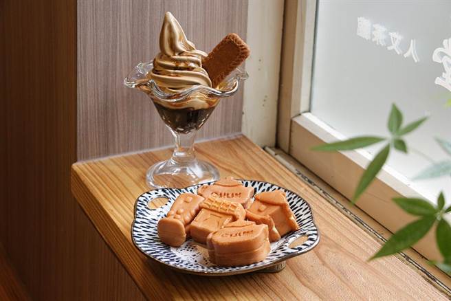 春水堂华山店「黑糖琥珀珍珠霜淇淋」与「小春鸡蛋糕」诉求好吃又好卡打，成为店内招牌的下午茶组合。（春水堂提供／朱世凯台北传真）