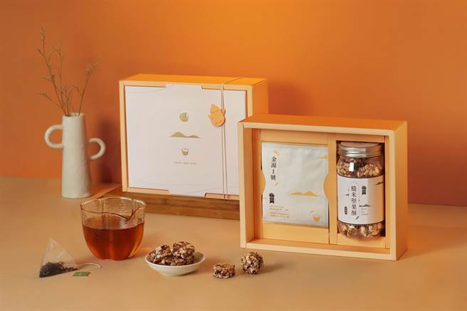 春水堂18日起推出新中秋礼盒「镜月茶礼」，以中秋、自然、茶香为意境发想。（春水堂提供／朱世凯台北传真）