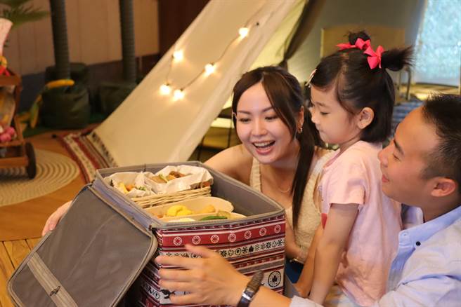 预订「海景露营房」及「露营主题房」的住客，早餐皆可升等为「全家欢乐野餐篮」早午餐，并在网美露营区享用。（福容大饭店提供）