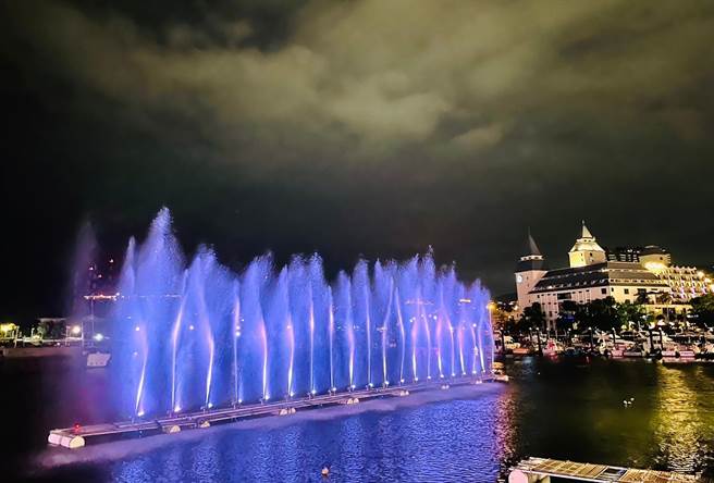 淡水渔人码头「仲夏缤纷乐」活动，即日起至9月16日夜间有动感水舞音乐秀。（福容大饭店提供）