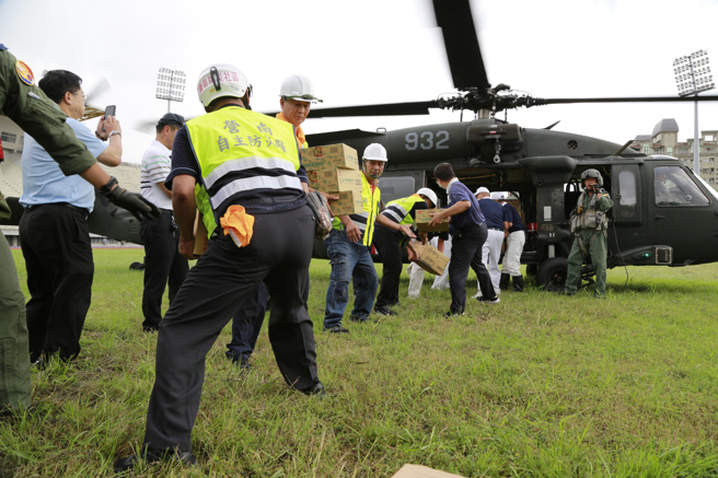 慈济志工、南投市的嘉和与营南社区共出动近50名志工，在现场帮忙包裹清点物资，并协助送上直升机。(慈济提供)