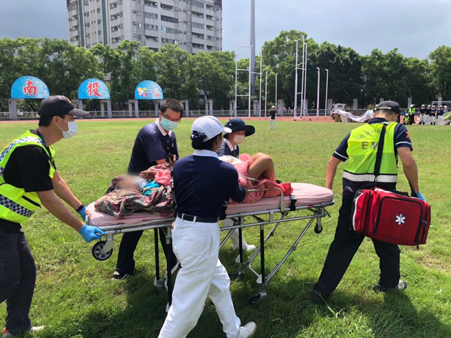 志工协助关心被直升机载运下山进行医疗治疗的民眾。(慈济提供)