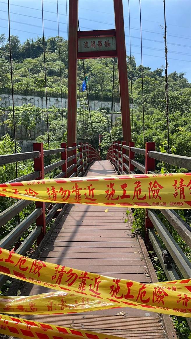 淡兰吊桥1组吊索断裂，石碇区公所已立即封桥检修。（石碇区公所提供）