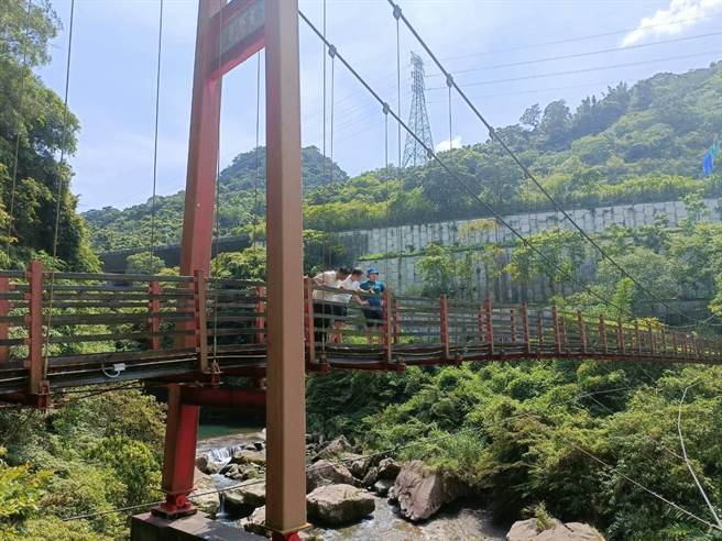 淡兰吊桥1组吊索断裂，石碇区公所已立即封桥检修。（石碇区公所提供）