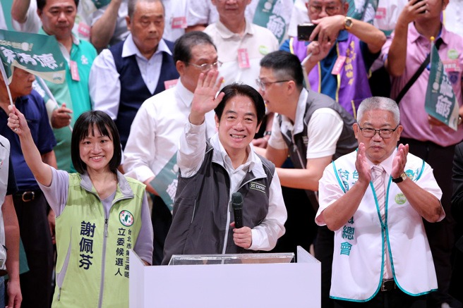 民進黨總統參選人賴清德今日參與全國台南旅外鄉親後援會成立大會。致詞時細數蔡政府8年執政成績，強調將在蔡英文總統的民主道路上，透過國家希望工程壯大台灣，打造民主和平、創新繁榮、公義永續的台灣。（黃世麒攝）