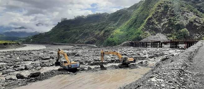 高雄市桃源區明霸克露橋便橋搶通，預計於8月12日完成供民眾臨時通行。（三工處提供／林瑞益高雄傳真）