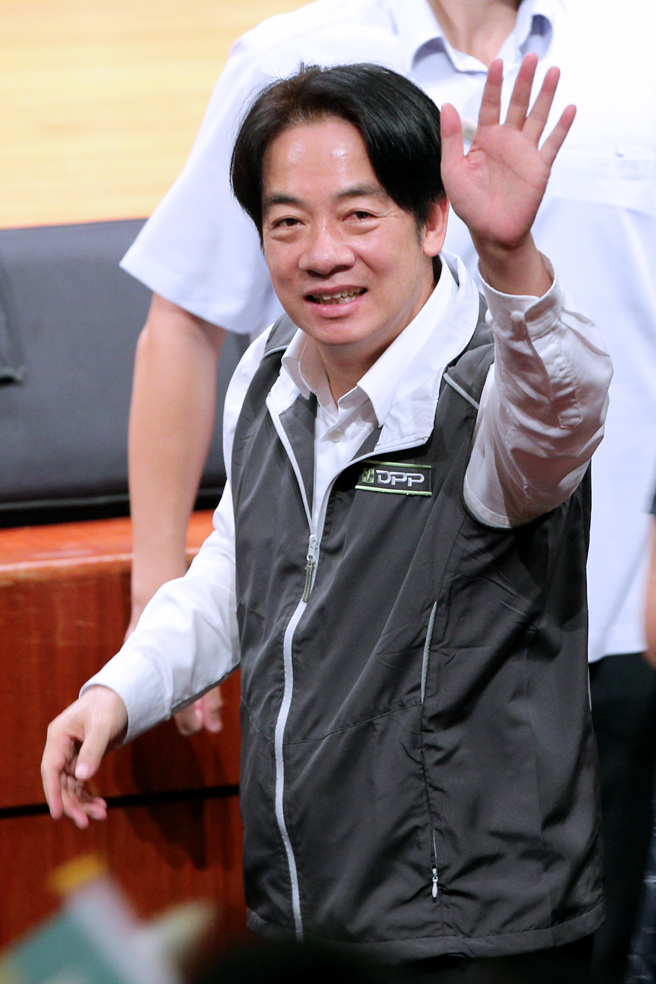 民進黨總統參選人賴清德6日出席「全國台南旅外鄉親賴清德後援會」成立大會，賴清德致詞時細數蔡政府8年執政成績，強調將在蔡英文總統的民主道路上，透過國家希望工程壯大台灣，打造民主和平、創新繁榮、公義永續的台灣。（黃世麒攝）