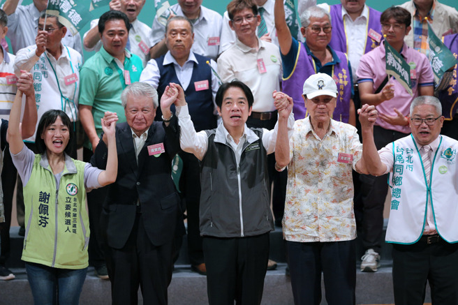 民進黨總統參選人賴清德（前排中）6日出席「全國台南旅外鄉親賴清德後援會」成立大會，與民進黨台北市立委參選人謝佩芬（前排左起）、吳三連台灣史料基金會董事長吳樹民、前外交部長陳唐山、國策顧問黃金舜等人手拉著手高喊口號造勢。（黃世麒攝）