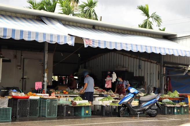 屏东潮州镇继潮州夜市遭检举违规摆摊后，大同果菜市场路段也被检举摊商占用慢车道摆摊，近日在地方闹得沸沸扬扬。（谢佳潾摄）