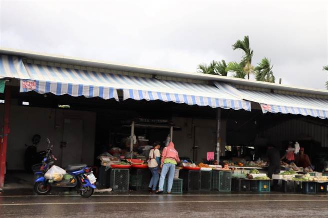 屏东潮州镇继潮州夜市遭检举违规摆摊后，大同果菜市场路段也被检举摊商占用慢车道摆摊，近日在地方闹得沸沸扬扬。（谢佳潾摄）