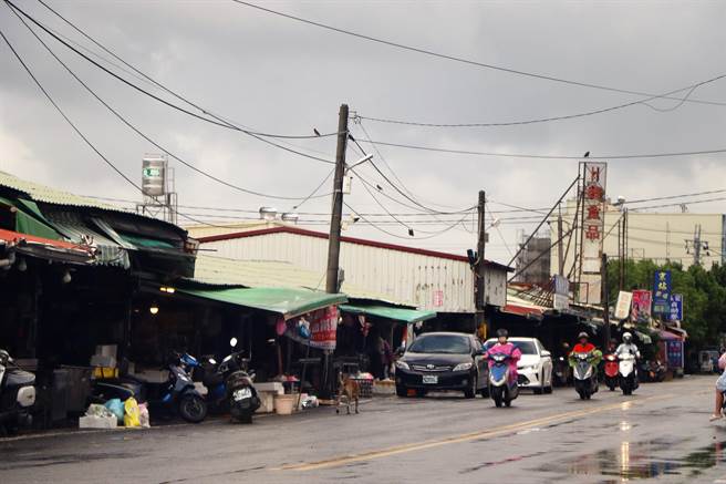 屏东潮州镇继潮州夜市遭检举违规摆摊后，大同果菜市场路段也被检举摊商占用慢车道摆摊，近日在地方闹得沸沸扬扬。（谢佳潾摄）
