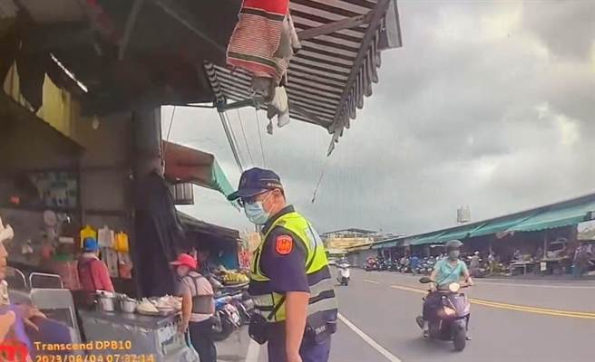 潮州警分局4日上午6时许连续接获民眾报案检举摊商占用慢车道后，当天开出13张罚单。（警方提供／谢佳潾屏东传真）